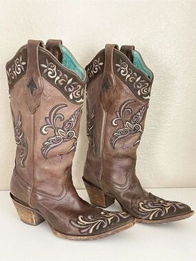 Circle G by Corral Boots with bird and floral embroidery and a pointed snip toe